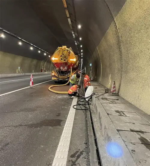 察哈尔右翼后隧道排水渠清淤